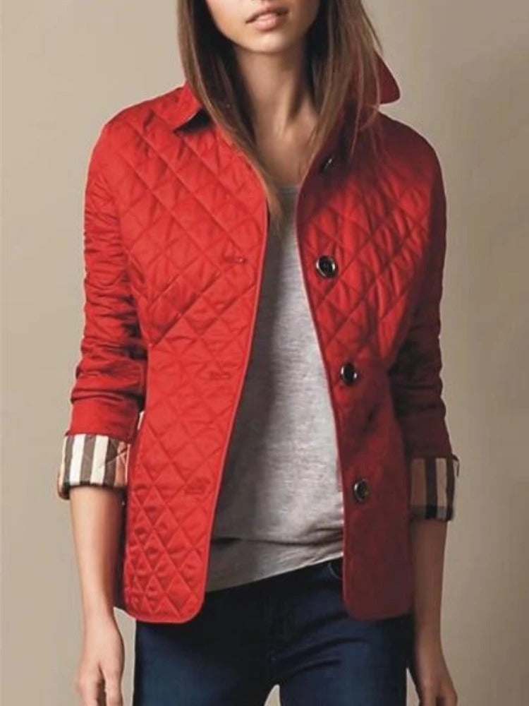 Veste matelassée rouge pour femme, boutons noirs, manches retroussées, style élégant et moderne, idéale pour l'automne et l'hiver.
