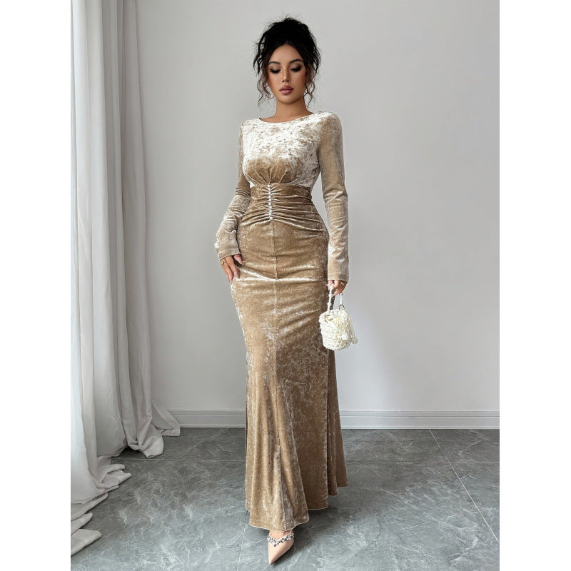Robe longue velours beige à taille marquée et perles