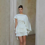 Ensemble deux-pièces asymétrique avec lacets et cape
