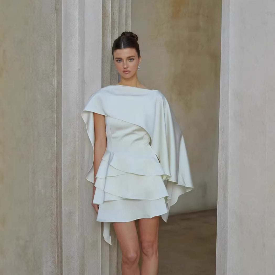 Ensemble deux-pièces asymétrique avec lacets et cape
