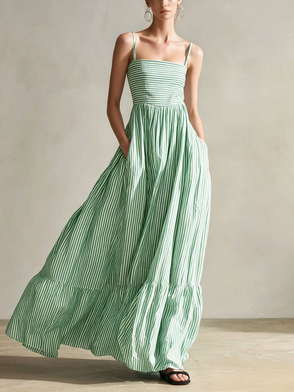 Robe longue rayée à fines bretelles