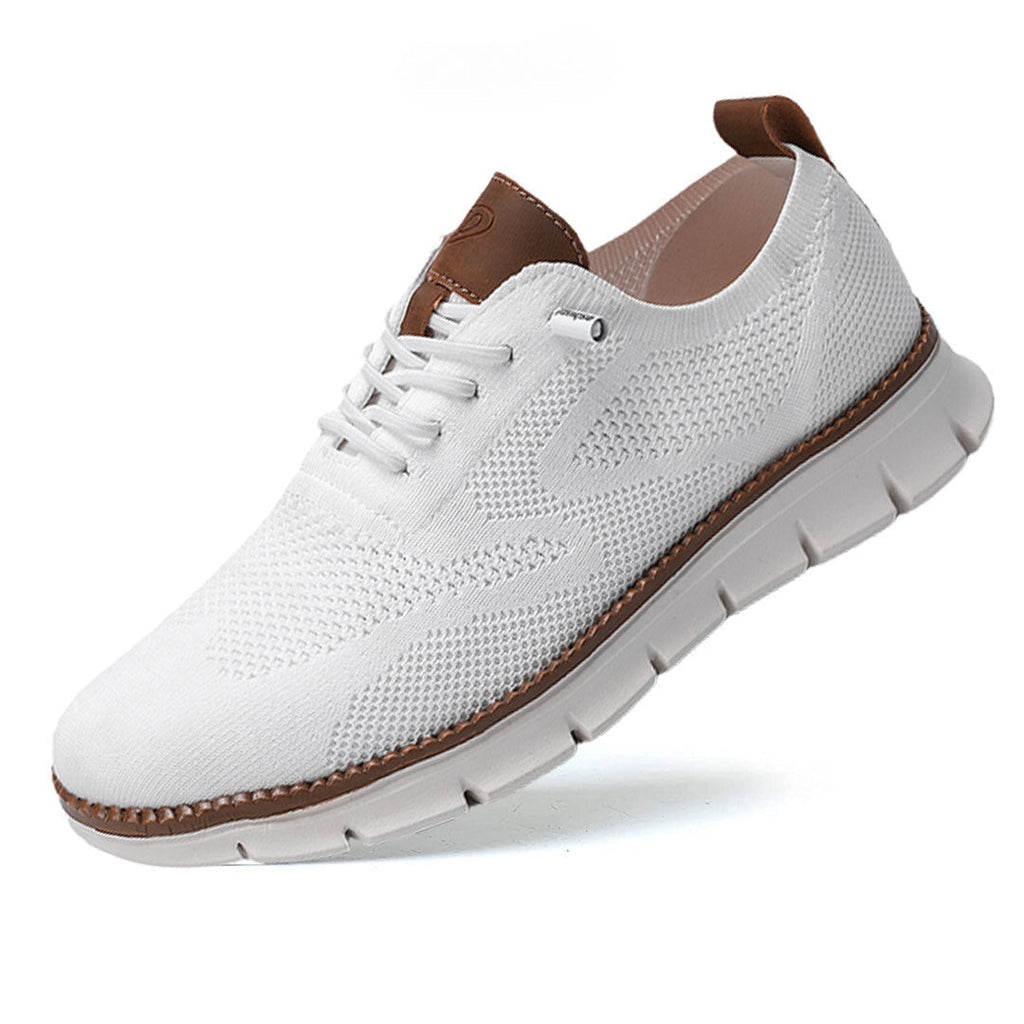 Chaussure de sport blanche en maille respirante avec semelle antidérapante, lacets blancs et détails marron, idéale pour la marche et le confort.