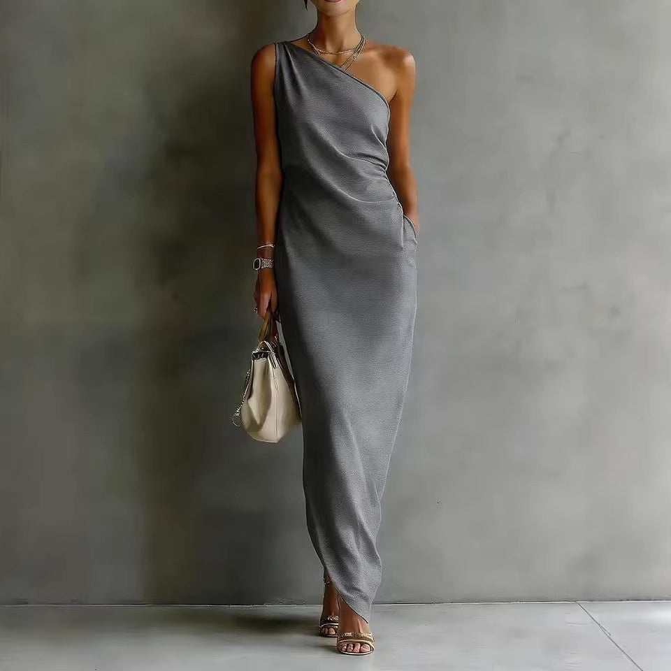 Robe longue satin drapée épaules nues