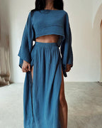 Robe longue bleue en coton avec manches larges et fentes latérales, tenue élégante et décontractée pour femme, mode tendance.