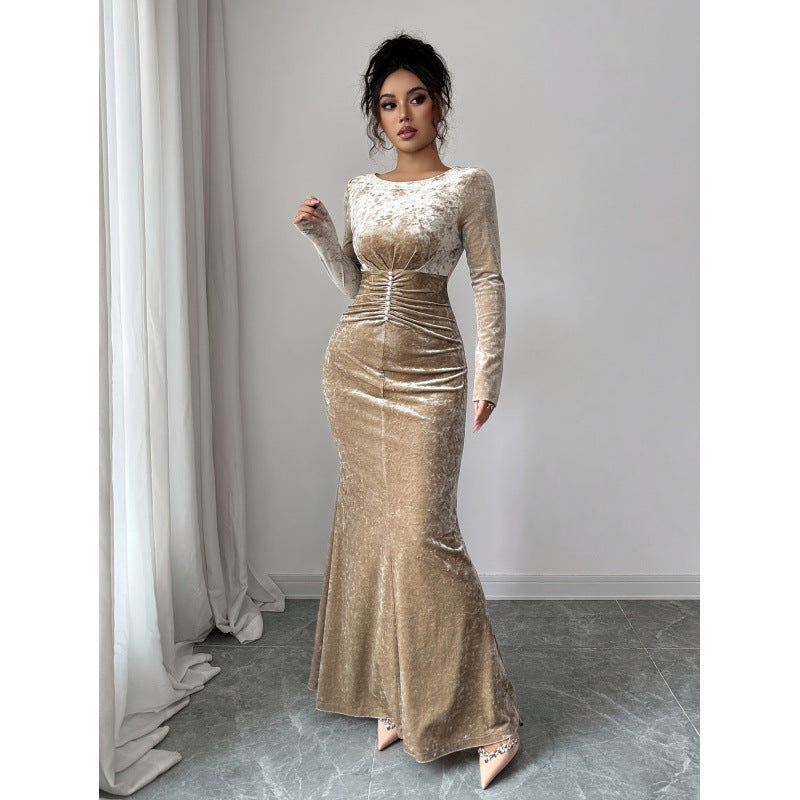 Robe longue velours beige à taille marquée et perles