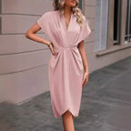 Robe mi-longue plissée col V manches courtes
