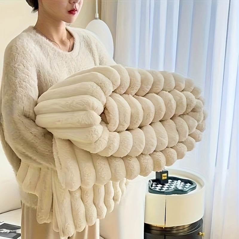 Femme tenant une couverture en fausse fourrure beige, douce et moelleuse, dans un salon moderne. Décoration intérieure élégante et confortable.