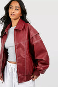 Femme portant une veste en cuir rouge sur un t-shirt gris et un pantalon blanc. Mode automne, style décontracté, tendance vestimentaire.