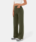 Pantalon large vert olive pour femme, taille haute, avec poches avant, porté avec un haut blanc court et des baskets noires et blanches.