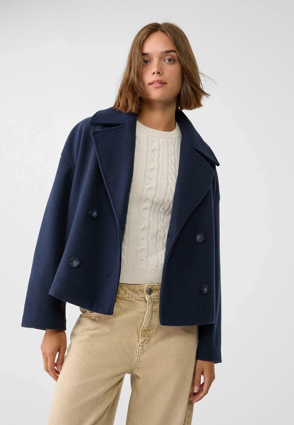Manteau court pour femme avec double rangée de boutons et design intemporel