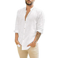 Homme portant une chemise blanche en lin à manches longues, col mao, avec boutons, style décontracté, mode masculine élégante et moderne.