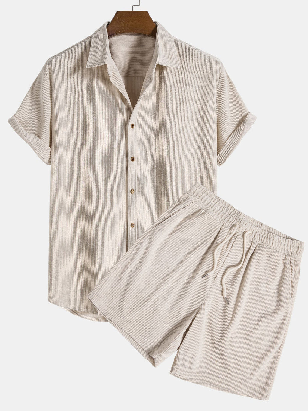 Chemise et short beige en lin pour homme, ensemble estival élégant, manches courtes, boutons, taille élastique, mode décontractée, tenue légère.