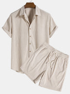 Chemise et short beige en lin pour homme, ensemble estival élégant, manches courtes, boutons, taille élastique, mode décontractée, tenue légère.