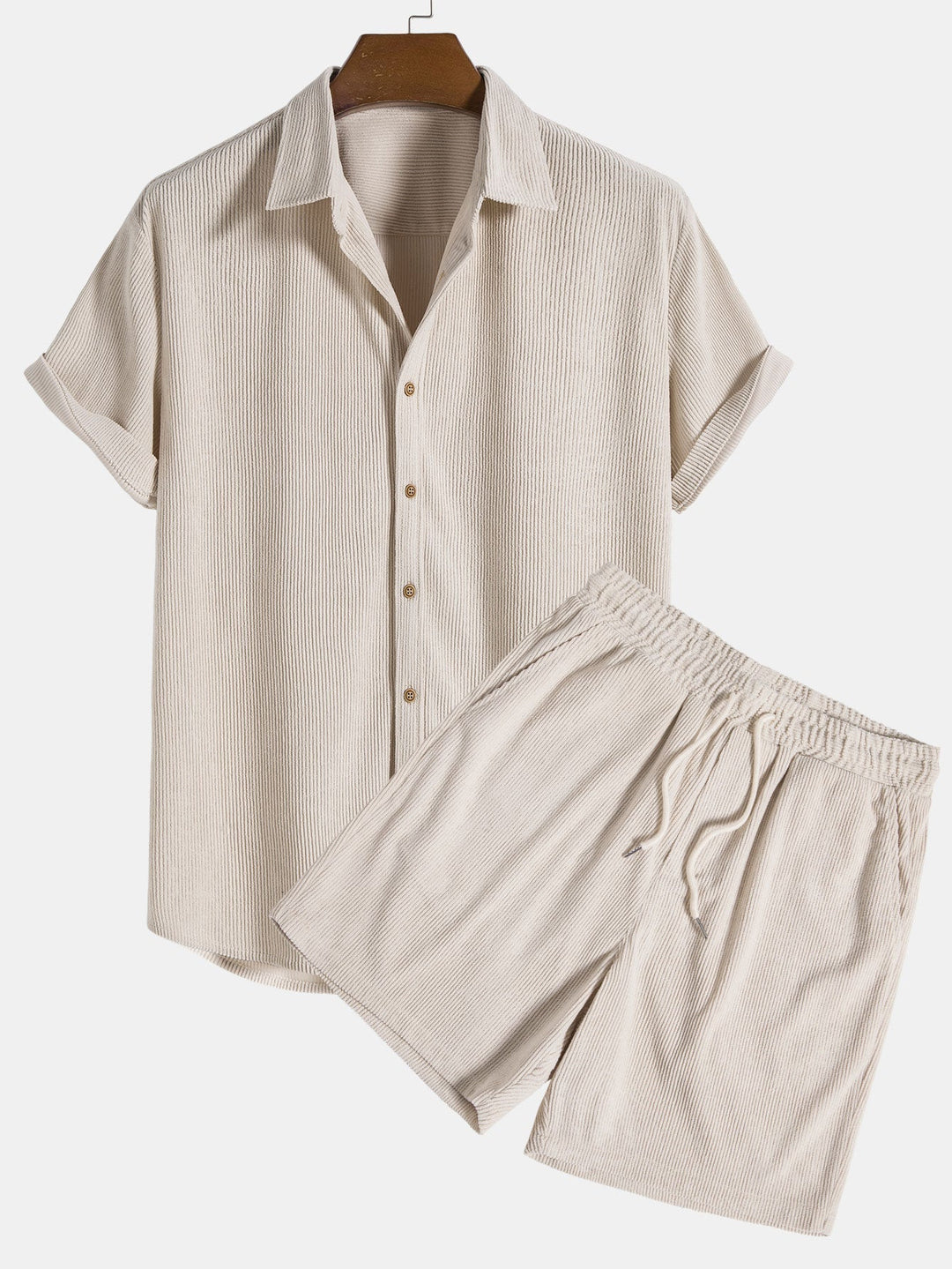Chemise et short beige en lin pour homme, ensemble estival élégant, manches courtes, boutons, taille élastique, mode décontractée, tenue légère.