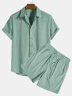 Chemise et short verts en lin pour homme, ensemble estival décontracté, manches courtes, col classique, boutons, idéal pour la mode estivale.