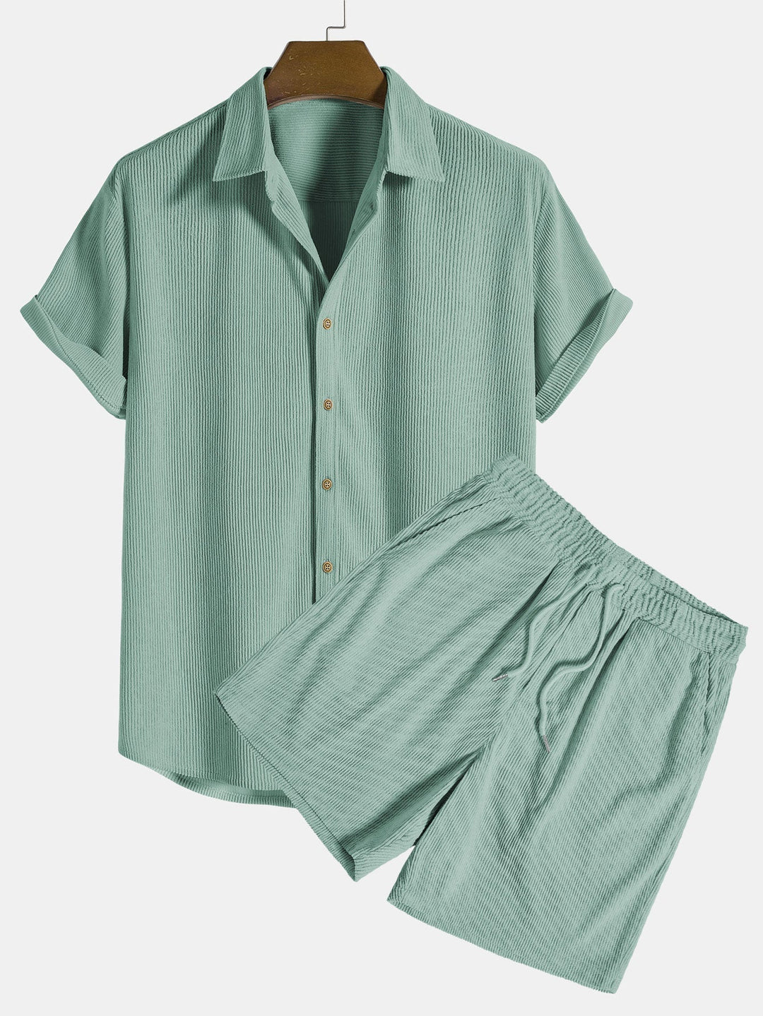 Chemise et short verts en lin pour homme, ensemble estival décontracté, manches courtes, col classique, boutons, idéal pour la mode estivale.