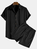Tenue d'été noire pour homme, chemise à manches courtes avec boutons et short assorti. Ensemble décontracté, mode masculine, vêtements légers.