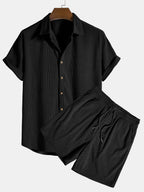Tenue d'été noire pour homme, chemise à manches courtes avec boutons et short assorti. Ensemble décontracté, mode masculine, vêtements légers.