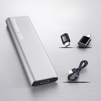 Disque SSD portable argenté avec adaptateurs USB-C et câble USB sur fond gris. Accessoire de stockage externe rapide et compact.