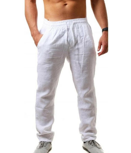 Homme portant un pantalon en lin blanc, taille élastique, poches latérales, style décontracté, idéal pour l'été et les tenues légères.