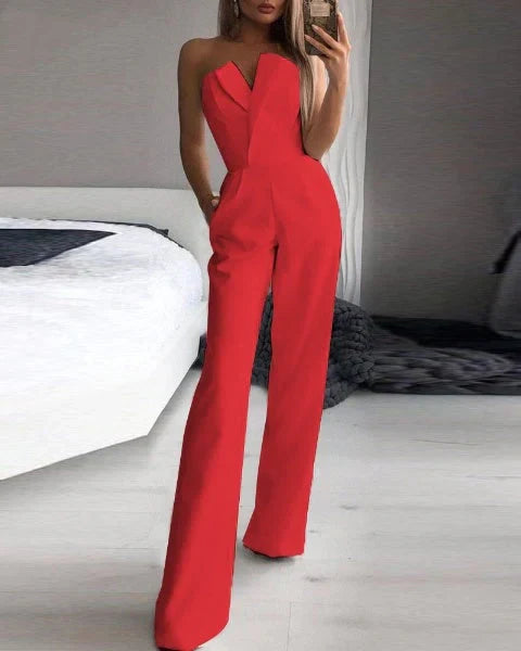 Combinaison rouge élégante pour femme, sans manches, avec décolleté en cœur, idéale pour soirées ou événements formels. Mode féminine chic.