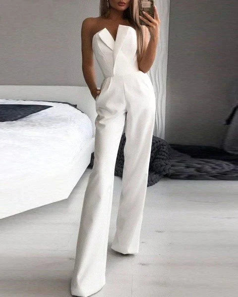 Combinaison blanche élégante sans manches pour femme, style chic et moderne, idéale pour soirées ou événements formels, avec coupe ajustée et jambes larges.