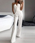 Combinaison blanche élégante sans manches pour femme, style chic et moderne, idéale pour soirées ou événements formels, avec coupe ajustée et jambes larges.