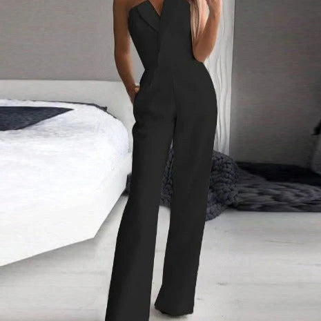 Combinaison noire élégante pour femme, sans manches, avec décolleté en cœur, dans une chambre moderne. Mode féminine chic et tendance.