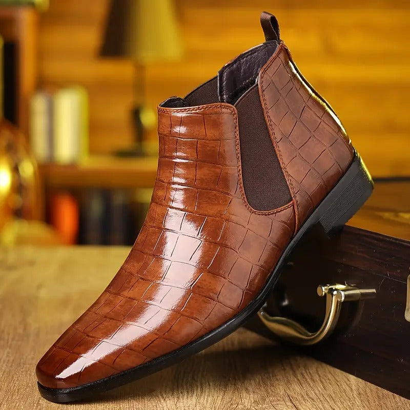 Bottine en cuir marron à motif croco, élégante et brillante, posée sur une surface en bois, idéale pour un style chic et moderne.