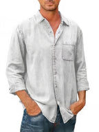 Chemise en jean gris clair pour homme, manches longues, poche poitrine, style décontracté. Mode masculine, tenue casual, tendance automne.