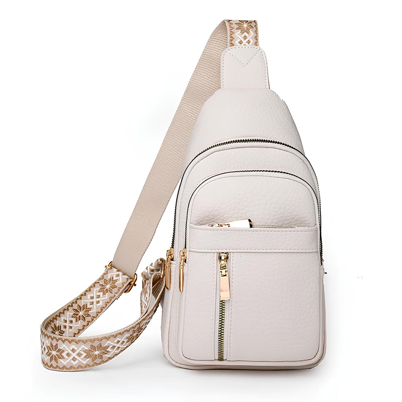 Sac à bandoulière en cuir blanc avec sangle brodée beige, poches zippées dorées. Accessoire mode élégant et pratique pour femme.