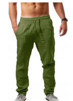 Homme portant un pantalon vert en lin, taille élastique, mains dans les poches, torse nu, montre noire, baskets grises. Mode décontractée masculine.