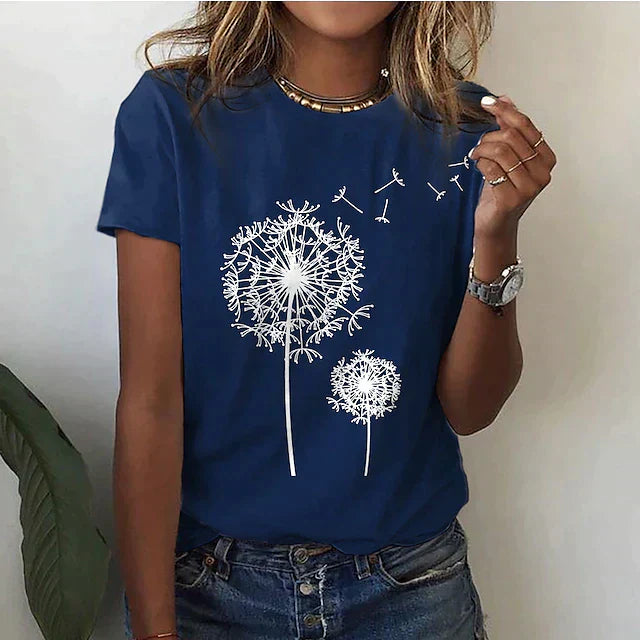 Femme portant un t-shirt bleu avec motif de pissenlit blanc, bijou doré, montre argentée, style décontracté. Mode féminine, tendance été.