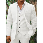 Costume blanc élégant pour homme, trois pièces, avec gilet et chemise blanche, idéal pour mariage ou événement formel, mode masculine chic.