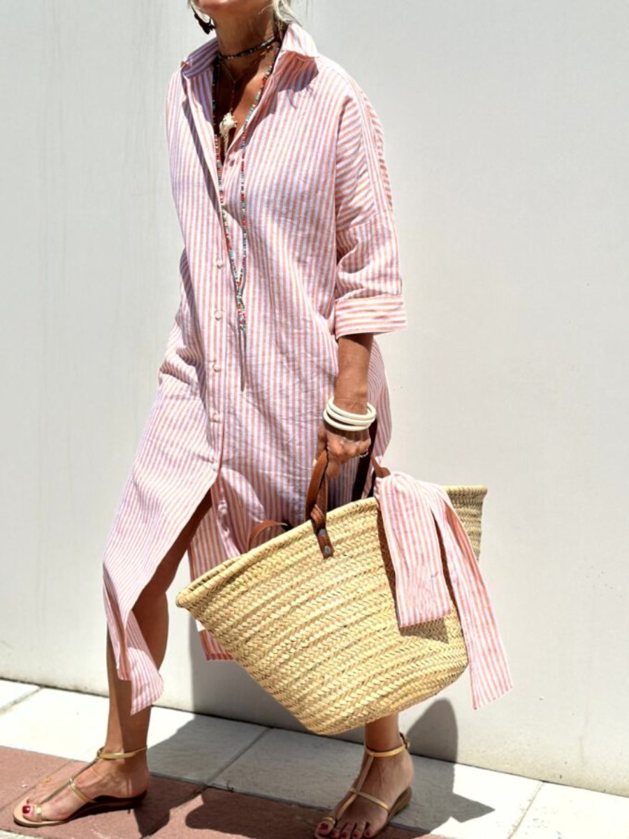 Robe chemise rayée rose et blanc, femme avec sac en osier, style estival décontracté, accessoires bracelets et colliers, sandales plates.