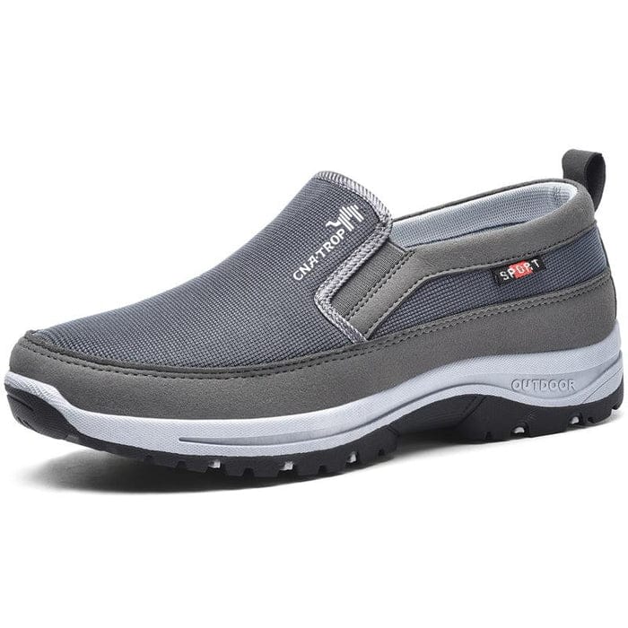 Chaussure de marche grise pour homme, style slip-on, semelle antidérapante, idéale pour activités extérieures et sport, confort et durabilité.