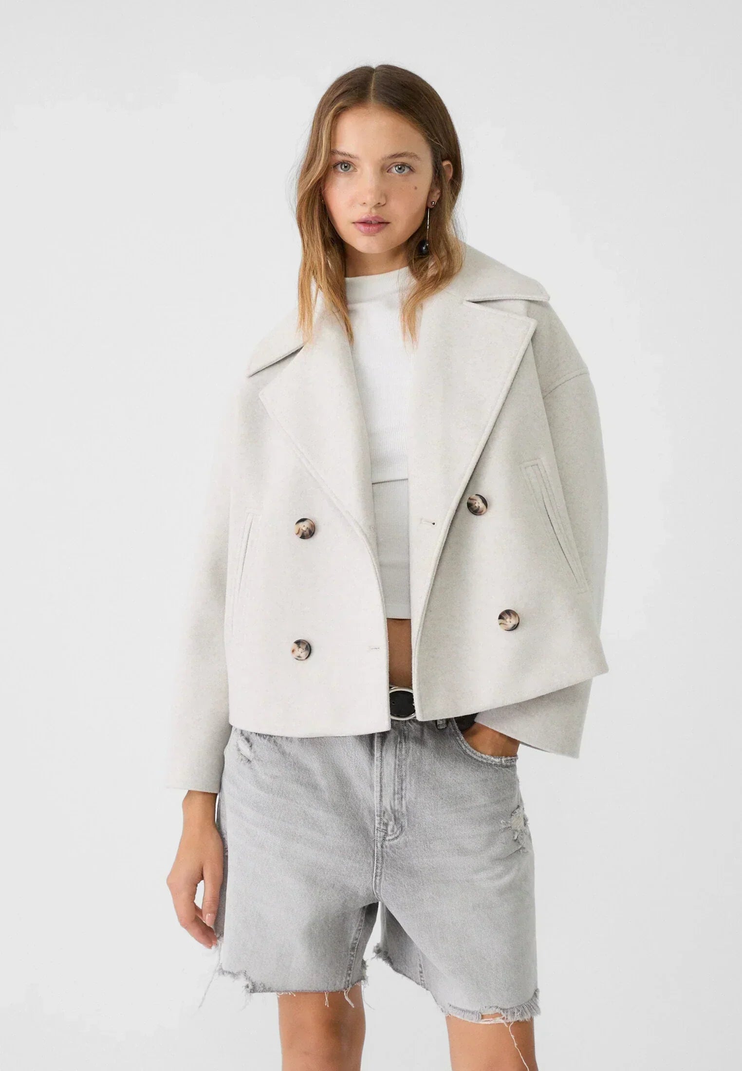 Manteau court pour femme avec double rangée de boutons et design intemporel