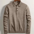 Pull en laine beige pour homme avec col polo et boutons, suspendu sur un cintre en bois. Mode masculine élégante, vêtement d'hiver chaud.