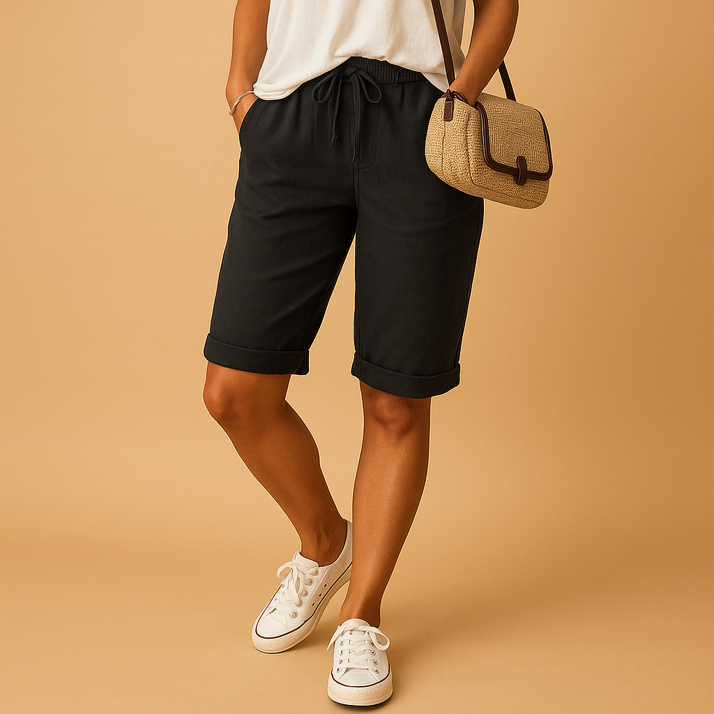 Short en lin noir pour femme, style décontracté, avec cordon de serrage. Porté avec un t-shirt blanc et des baskets blanches. Mode estivale chic.