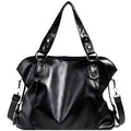 Sac à main en cuir noir brillant avec anses robustes et bandoulière amovible, design élégant et moderne, idéal pour la mode féminine.
