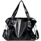 Sac à main en cuir noir brillant avec anses robustes et bandoulière amovible, design élégant et moderne, idéal pour la mode féminine.