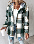 Femme portant une chemise à carreaux vert et blanc, tenue décontractée avec jean déchiré, tenant un gobelet à café. Mode automne tendance.