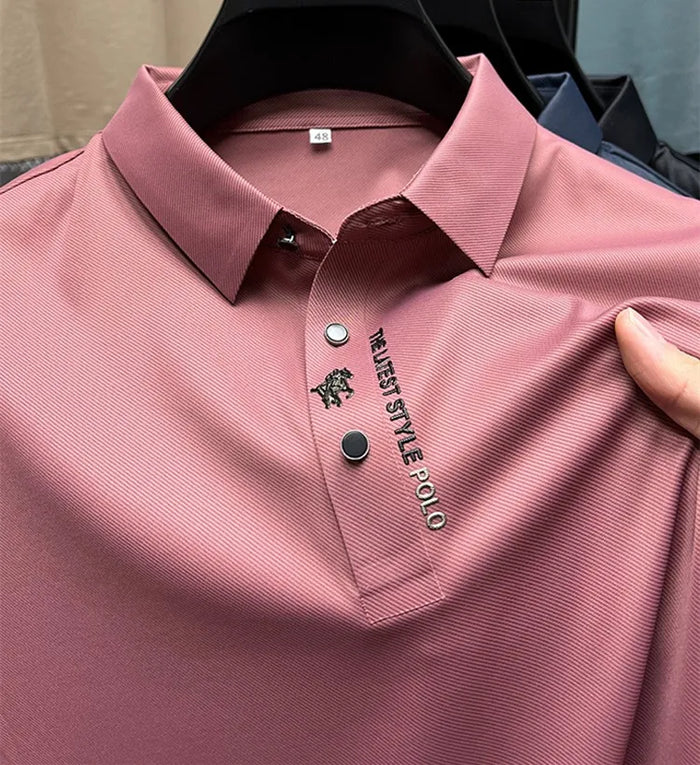 Polo rose pour homme avec col boutonné, logo brodé et texte "NEWEST STYLE POLO", suspendu sur cintre. Mode masculine élégante et moderne.