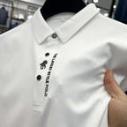 Polo blanc élégant avec col boutonné, logo brodé et texte "THE LATEST STYLE POLO", idéal pour mode masculine moderne et chic.