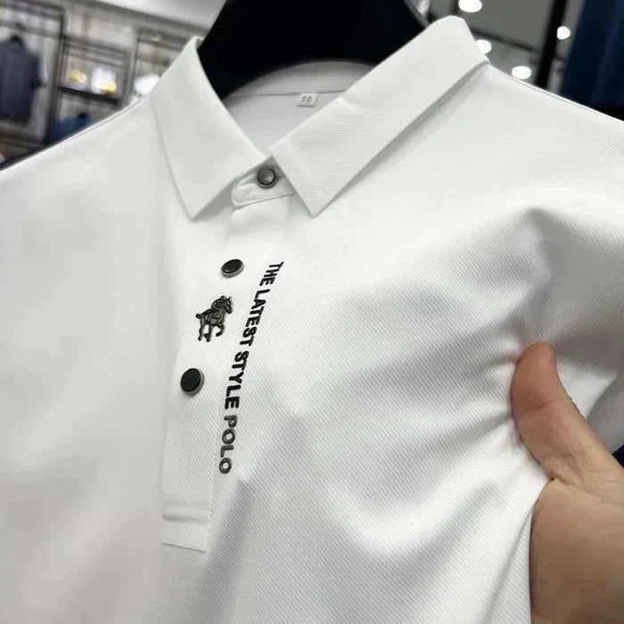 Polo blanc élégant avec col boutonné, logo brodé et texte "THE LATEST STYLE POLO", idéal pour mode masculine moderne et chic.
