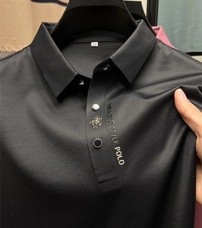 Polo noir élégant pour homme, col boutonné, logo discret, tissu de haute qualité, mode masculine, vêtement chic, style moderne.