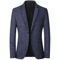 Blazer homme bleu marine texturé, élégant et moderne, avec deux boutons et poches avant. Veste de costume idéale pour occasions formelles.