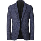 Blazer homme bleu marine texturé, élégant et moderne, avec deux boutons et poches avant. Veste de costume idéale pour occasions formelles.