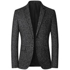 Blazer homme élégant en tweed gris foncé, coupe ajustée, deux boutons, poches à rabat, idéal pour tenues formelles et professionnelles.