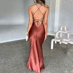 Robe longue décolletée à fines bretelles dos nu